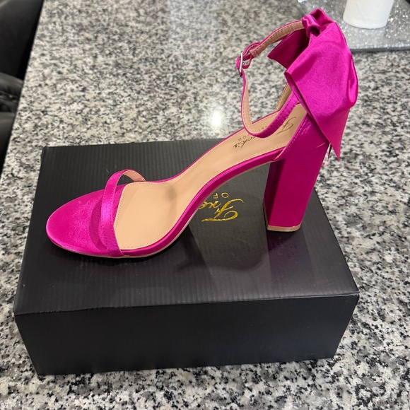 Hot pink heels - Picture 1 of 4